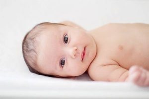 Cách tạo mắt 2 mí cho trẻ sơ sinh giúp mắt bé to tròn đáng yêu