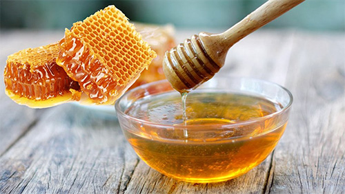 Cách tẩy trang khi không có nước tẩy trang với mật ong