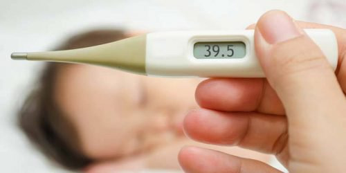 Trẻ 2 tháng tuổi bị sốt sau khi tiêm phòng có sao không?